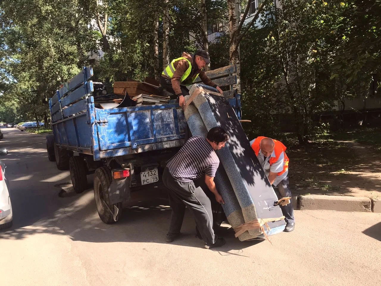 Профессиональный вывоз крупногабаритного мусора в Сланцах в октябре