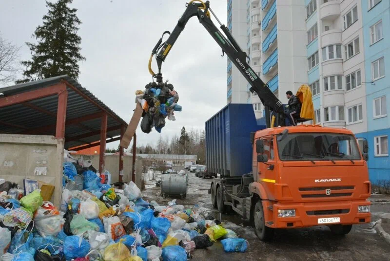 Вывоз бытового мусора в Сланцах с погрузкой в октябре