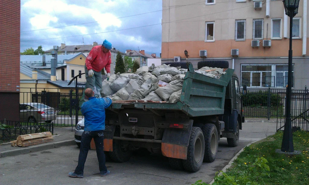 Вывоз строительного мусора в Сланцах от 1653 руб. – ПроМусор
