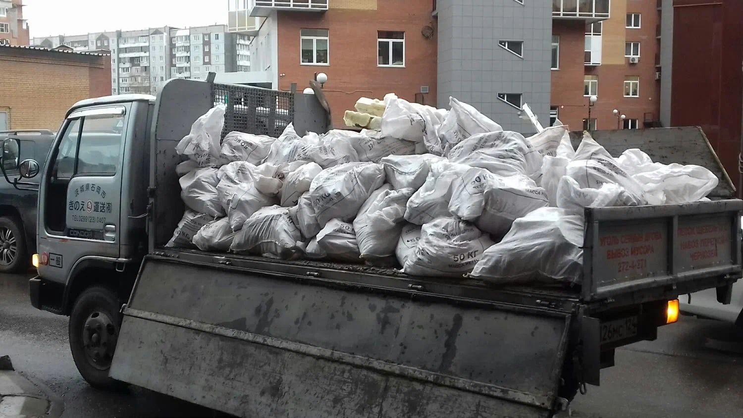 Вывоз строительного мусора в Сланцах в октябре