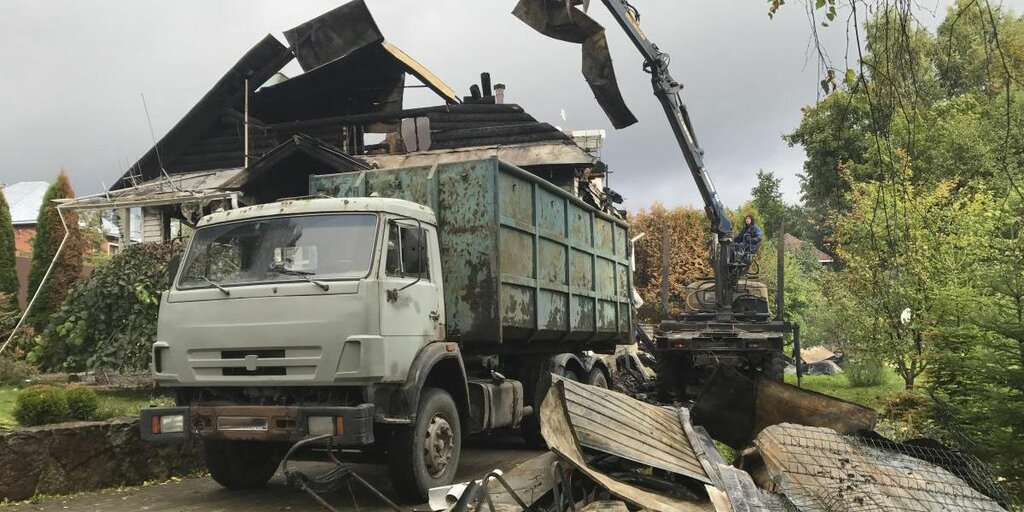 Вывоз мусора после пожара с утилизацией в Сланцах в октябре