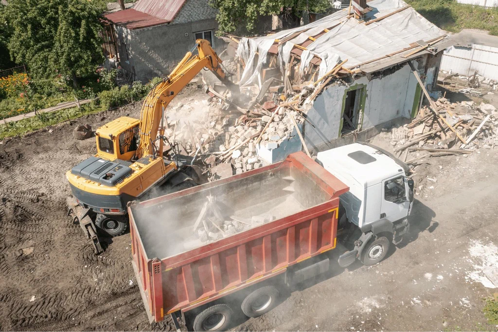Вывоз мусора после сноса зданий с выездом в Сланцах в октябре