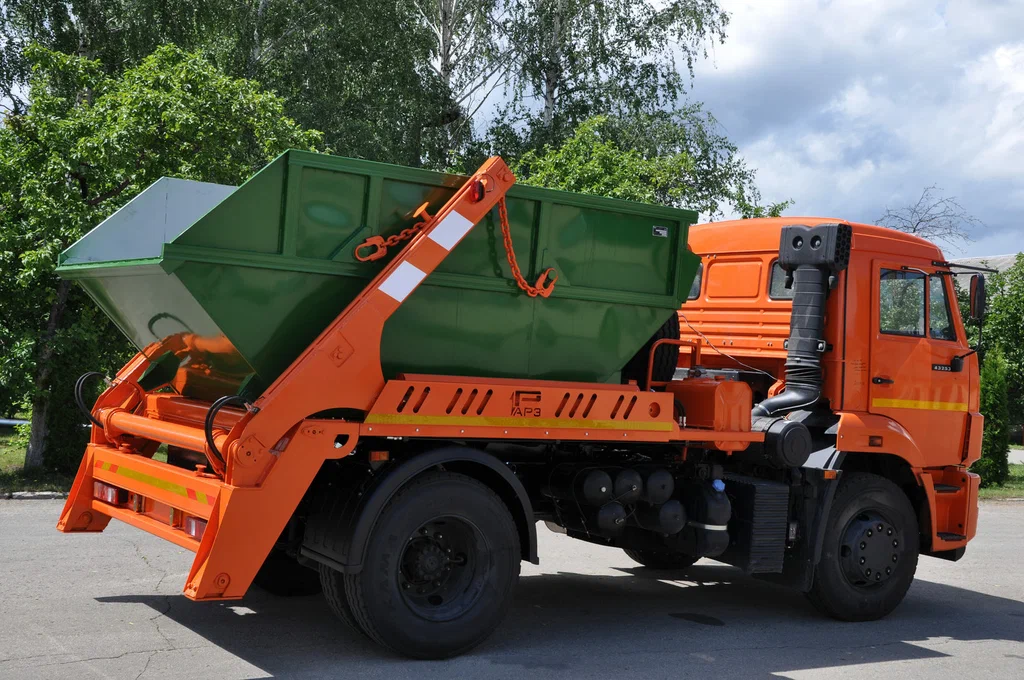 Заказ бункеровоза для вывоза мусора и отходов в Сланцах в октябре