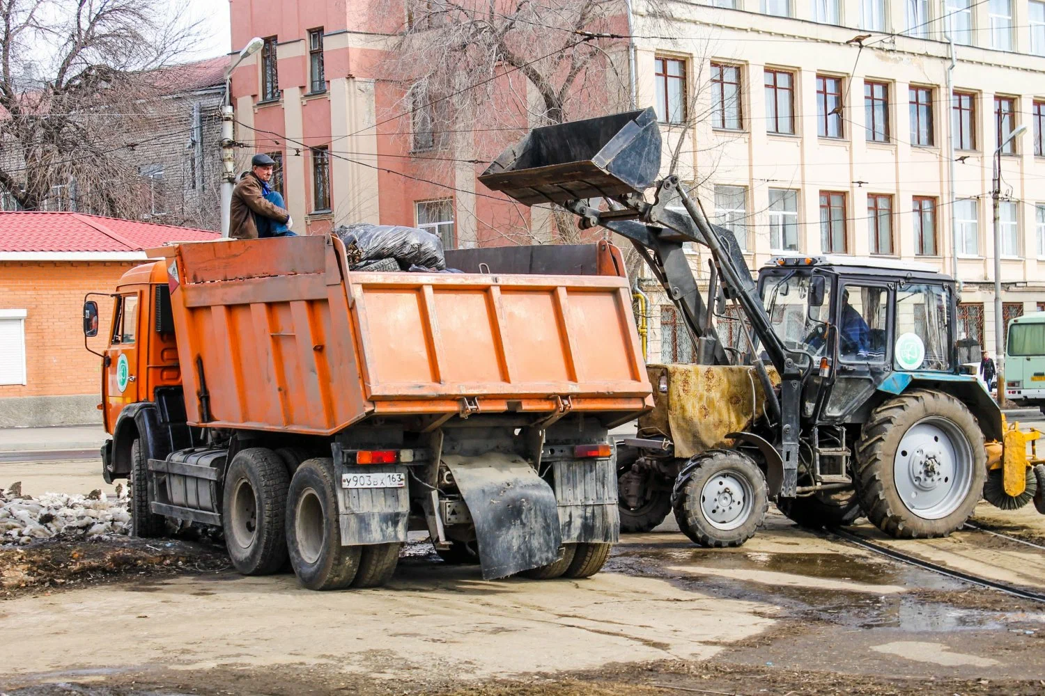 Вывоз мусора Камазом в Сланцах – аренда и заказ Камаза 10 тонн от 2428 руб. в ПроМусор