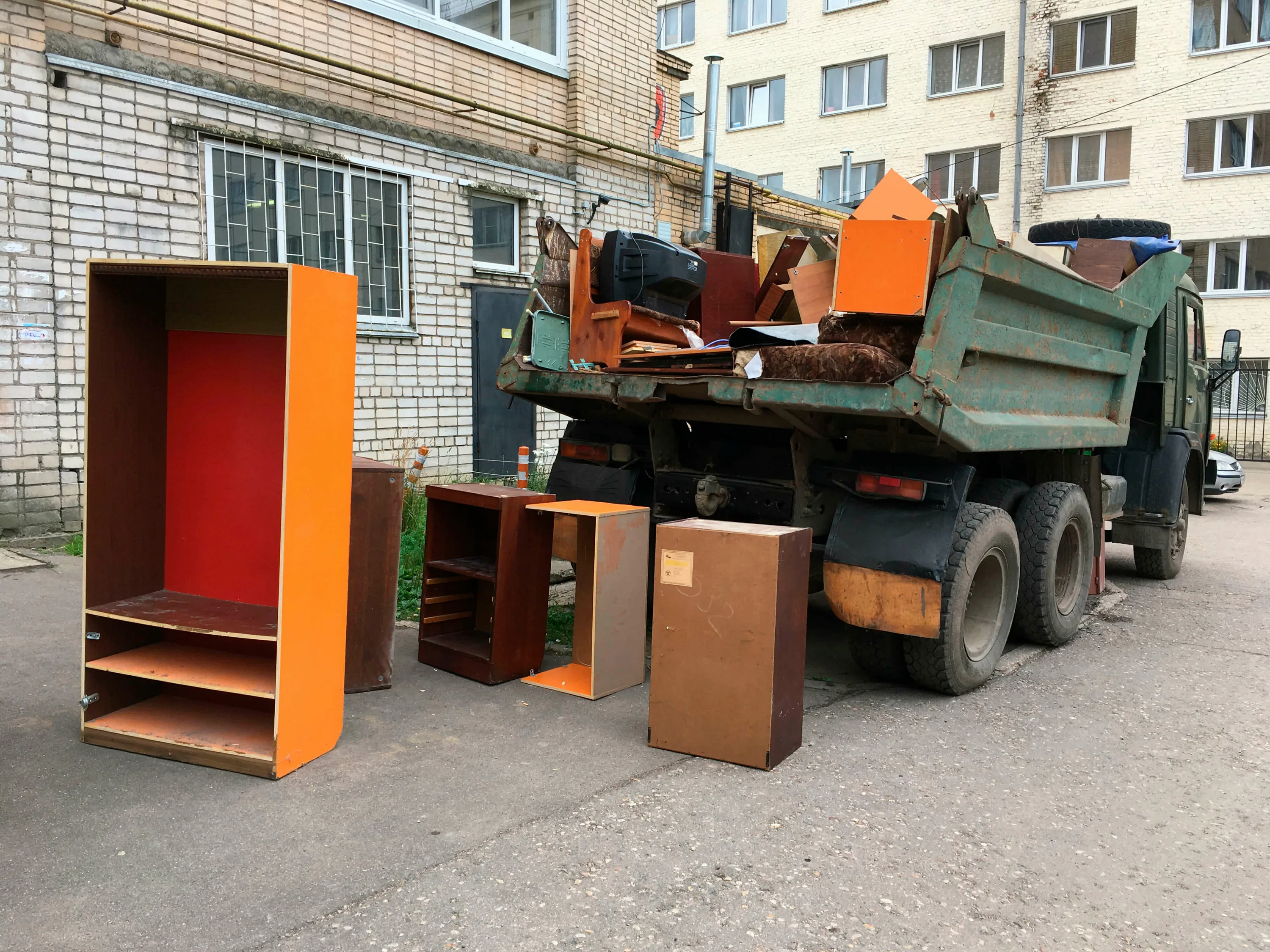 Утилизация старой мебели с вывозом и разбором в Сланцах в октябре