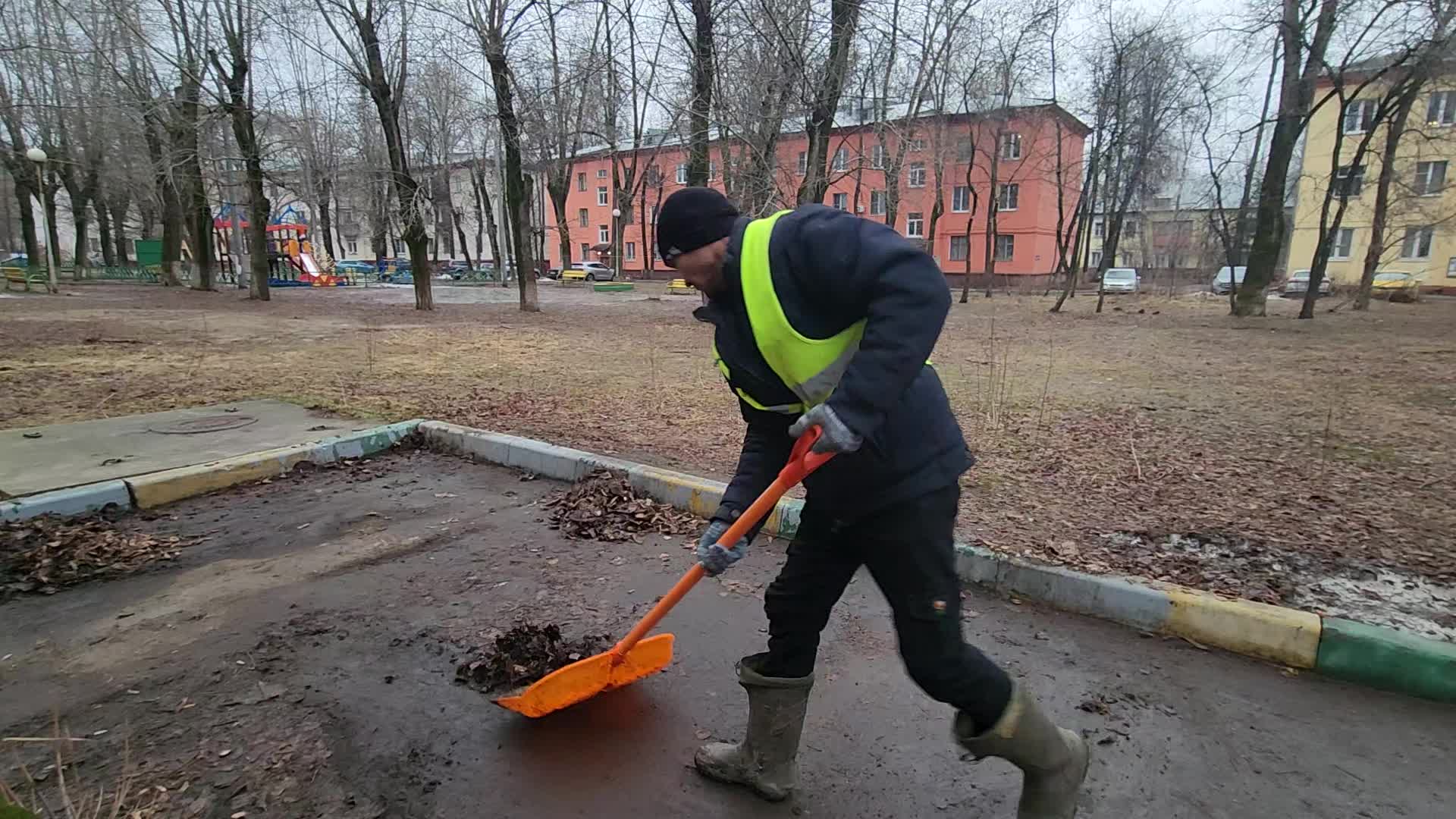 Уборка территорий в Сланцах в октябре