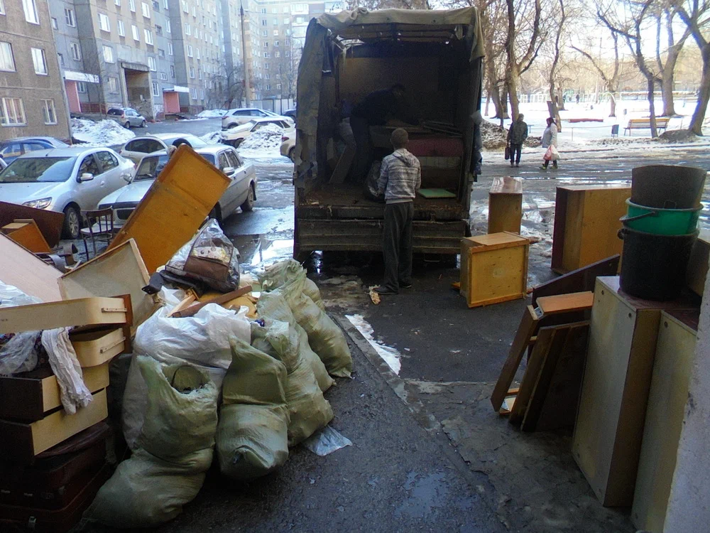 Вывоз мусора из подвала с утилизацией в Сланцах в октябре