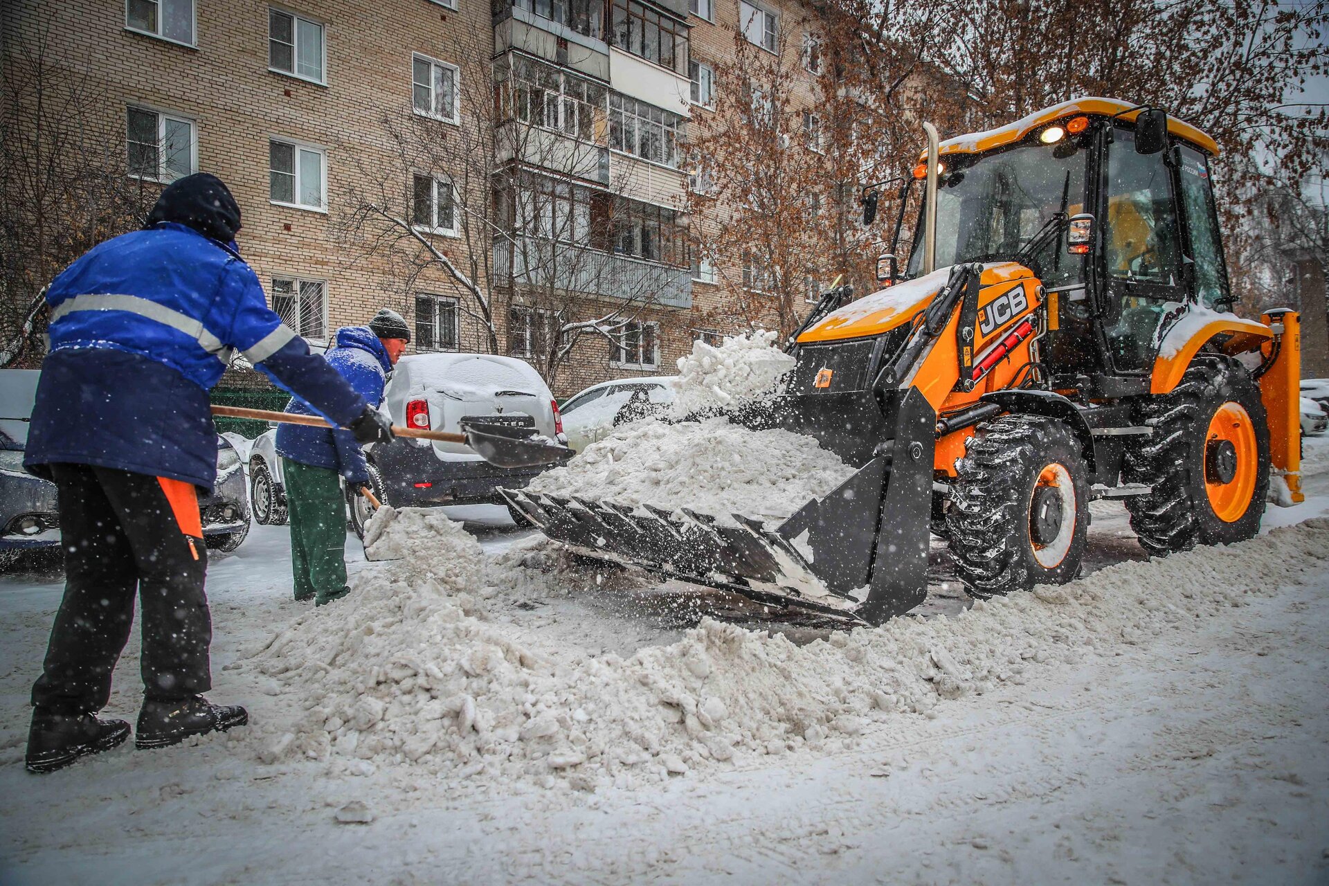 Очистка дворов от снега и наледи в Сланцах — уборка снега, трактор и ручная, цены от 517 руб. | ПроМусор