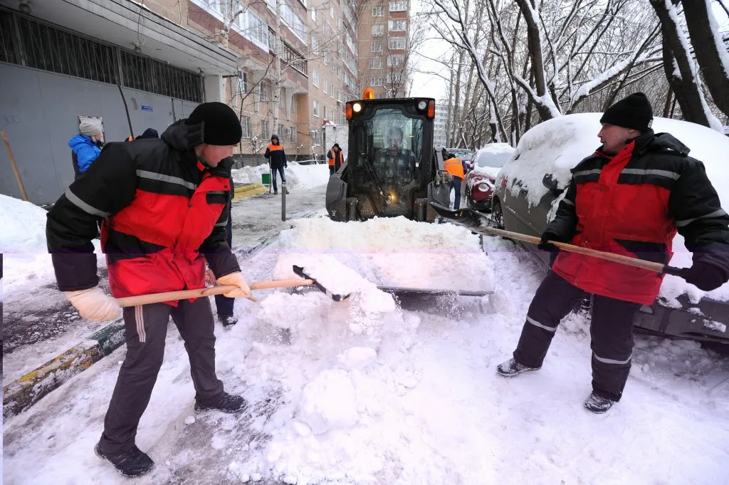Очистка дворов от снега с гарантией результата в Сланцах в октябре