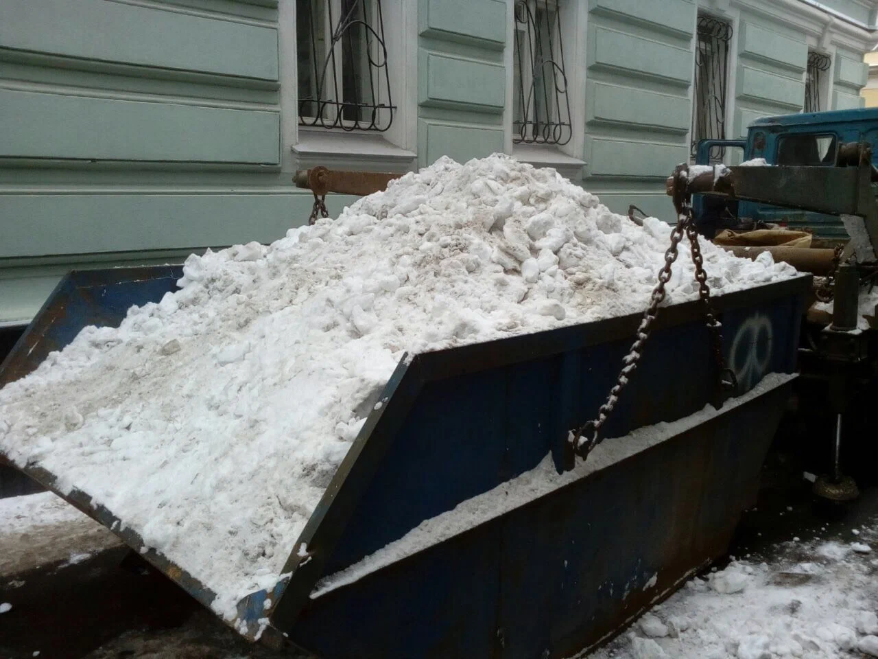 Вывоз снега контейнерами в Сланцах в октябре