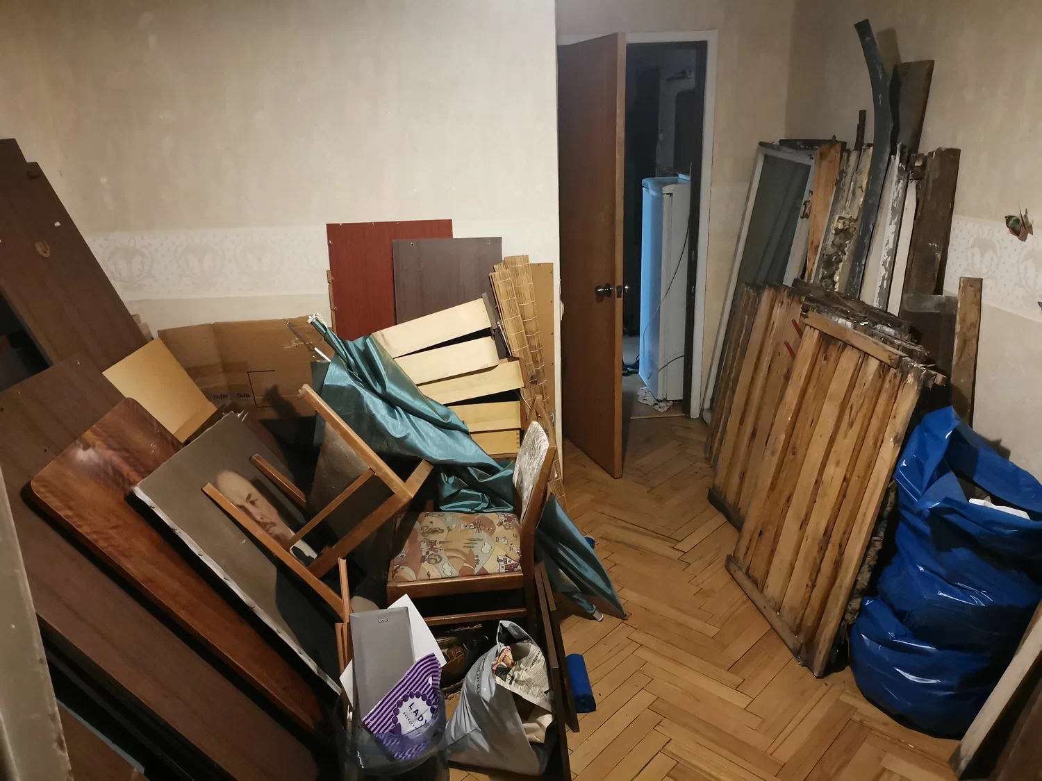 Демонтаж мебели с вывозом и утилизацией в Сланцах в октябре