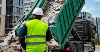 Вывоз строительного мусора в Сланцах: услуги лицензированной компании — ПроМусор